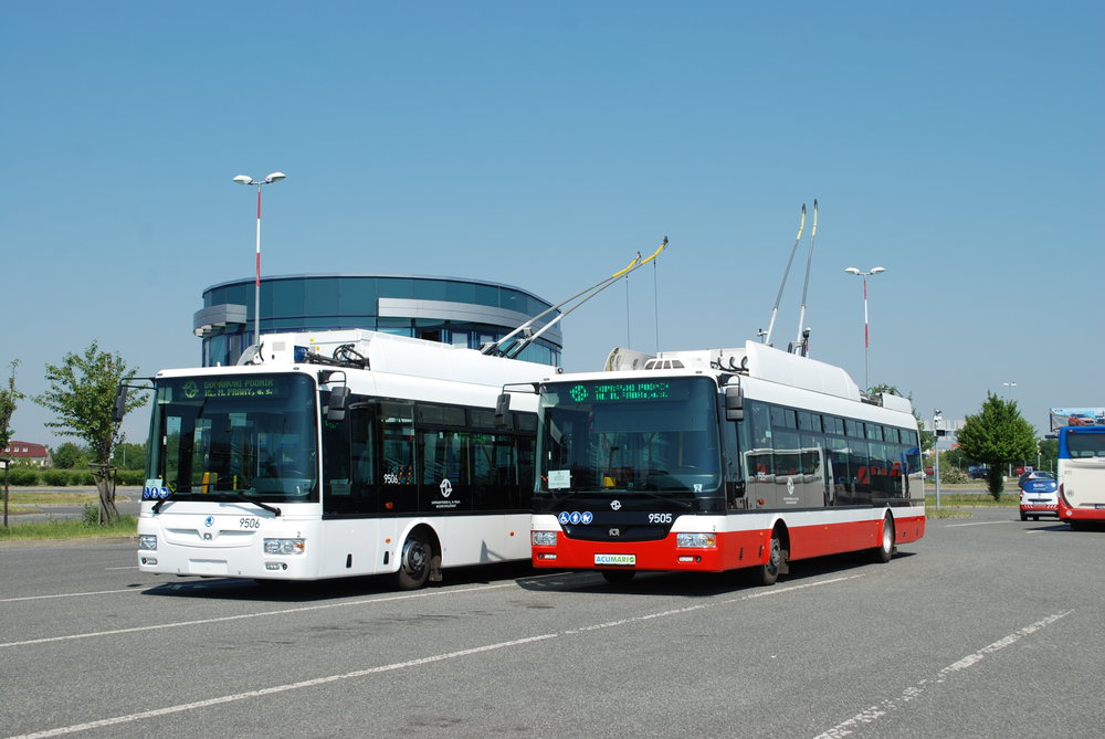 Parciální trolejbusy SOR TNB 12 a Škoda 30 Tr na konečné v Letňanech. (foto: Libor Hinčica)