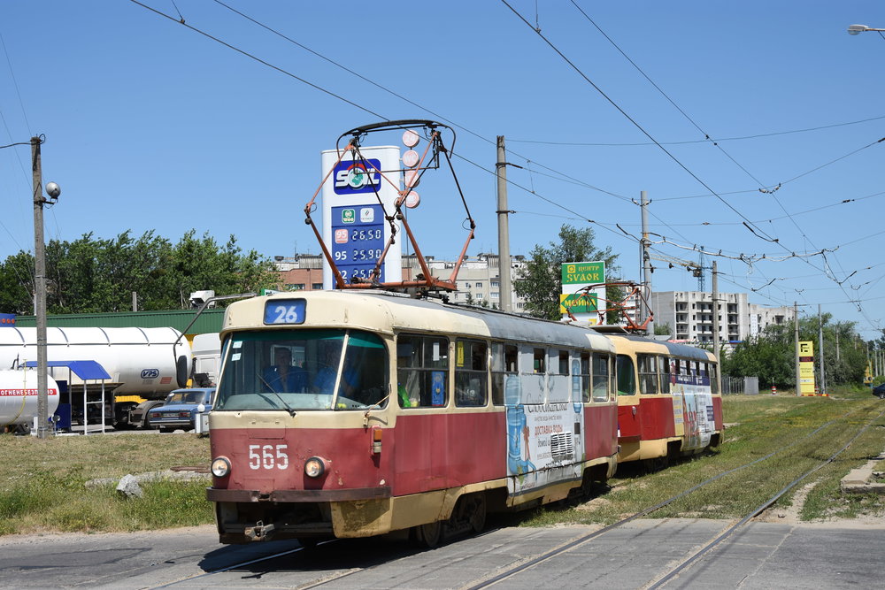 Ukrajina byla v posledních letech zásobena částečně novými vozidly (což se týkalo hlavně Kyjeva), modernizovanými (například v Oděse), ale hlavně ojetými zejména z ČR, SR a Německa. Stále ale s ohledem na dlouhodobé podfinancování existuje napříč městy dostatek vozů, které by si zasloužily již odejít do důchodu… Prostor pro nové výrobky tedy existuje, hlavní otázka je ale pořád stejná - kde na ně sehnat peníze? (foto: Libor Hinčica)