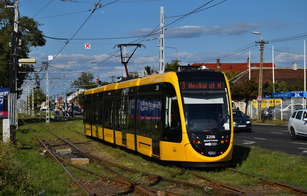 Pětičlánkový vůz CAF Urbos 3 v Budapešti. (foto: Daniel Košťál) 