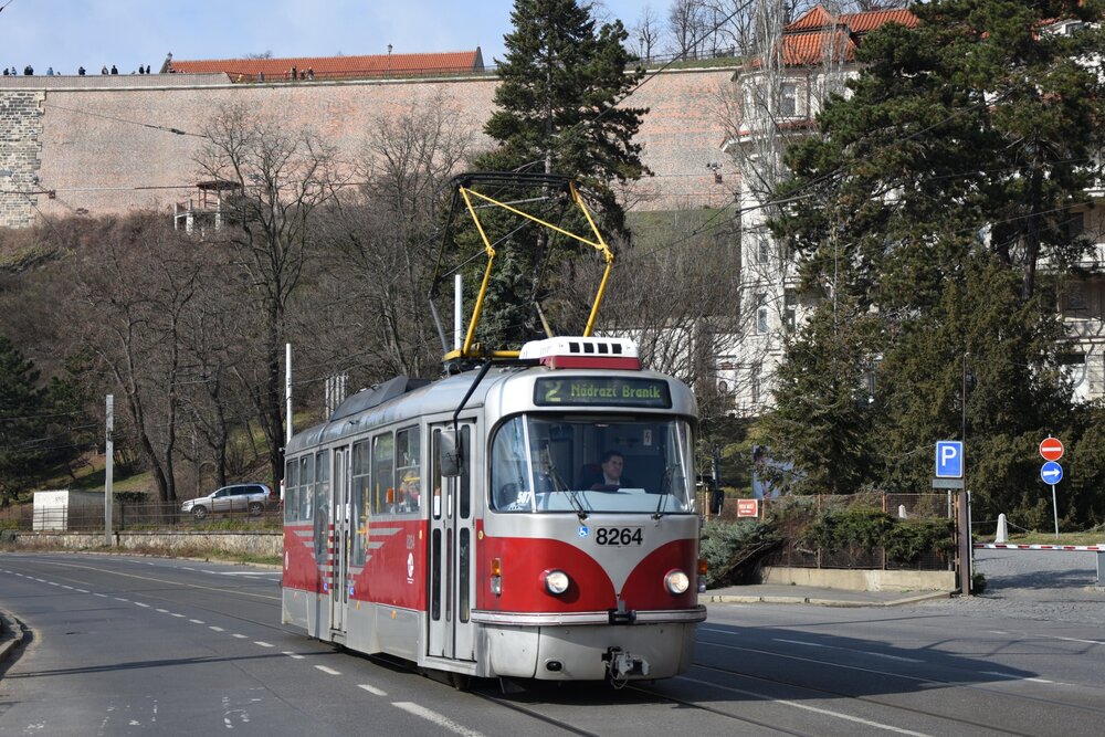 Tramvaj T3R.PLF pražského DP v blízkosti Podolské vodárny. (foto: Libor Hinčica)