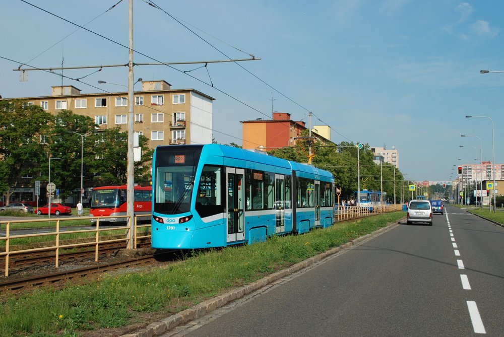 První dodaný vůz Stadler Tango NF2 ev. č. 1701 u zastávky Telekomunikační škola. (foto: Libor Hinčica)