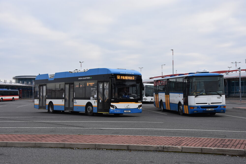 Na první pohled by se mohlo zdát, že jde o fotografii z Ostravy, ve skutečnosti ale pochází z pražských Letňan, kde trolejbus Ekova Electron 12T zapózoval vedle ex-ostravského autobusu Karosa B 952 ex-ev. č. 6561. Vůz je dnes v majetku soukromé osoby a pod číslem 1969 by měl sloužit na linkách Pražské integrované dopravy. (foto: Libor Hinčica)