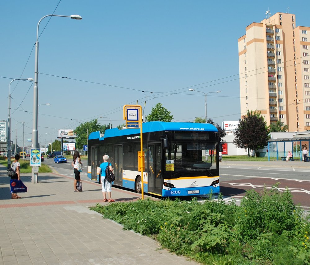 Trolejbus během zkušebních jízd bez cestujících v zastávce Stanice záchranné služby na sídlišti Fifejdy. (foto: Libor Hinčica)
