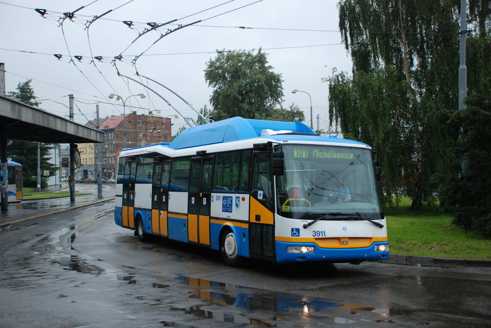 Trolejbus SOR TN 12C ev. č. 3911 ostravského DP na smyčce Hlavní nádraží. (foto: Libor Hinčica)