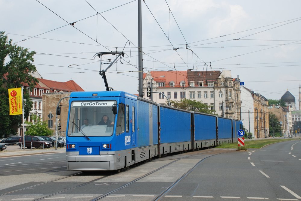 Nákladní tramvaj v ulicích Drážďan. (foto: Libor Hinčica)