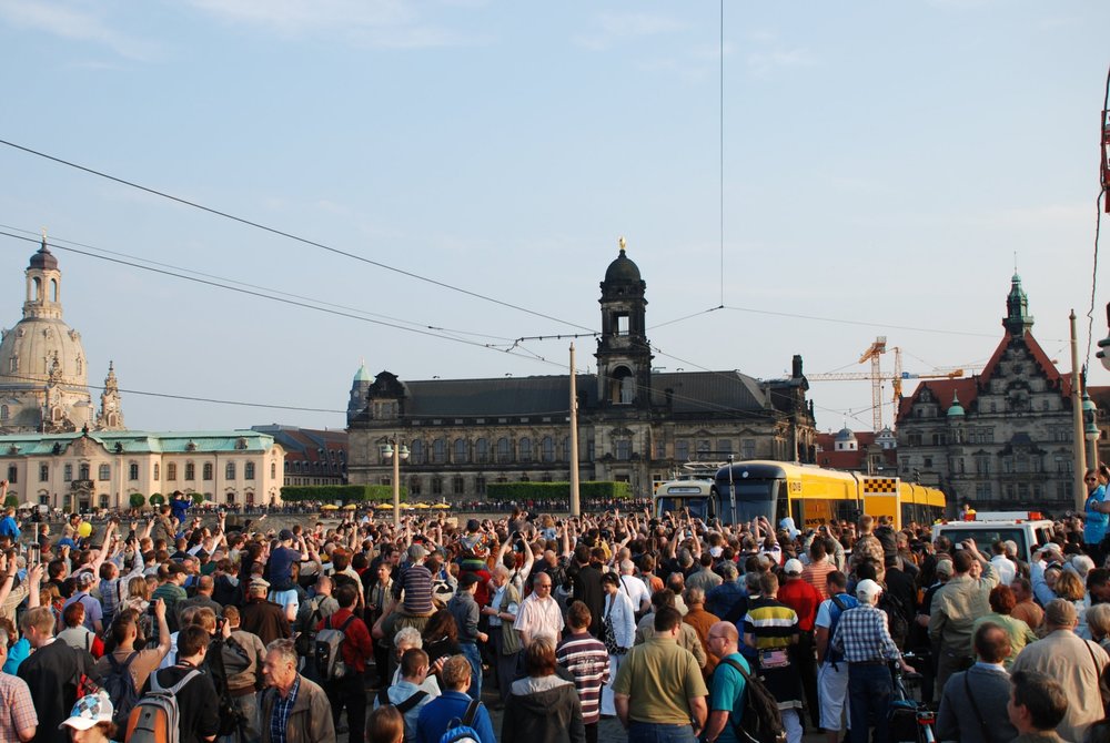 I takto může vypadat rozlučka se starými vozidly. V Drážďanech přilákal symbolický konec tramvají Tatra T4D v roce 2010 tisíce lidí. (foto: Libor Hinčica)