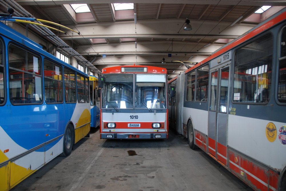 Trolejbusy odstavené v areálu vozovny v Košicích v roce 2015. (foto: Libor Hinčica)