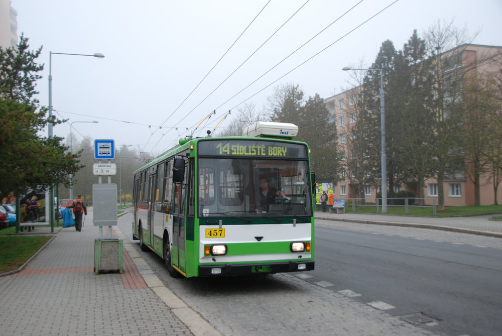 Poslední plzeňský vůz typu Škoda 14 Tr (resp. po modernizaci Škoda 14 TrM) ev. č. 457 na konečné Sídliště Bory. (foto: Libor Hinčica) 