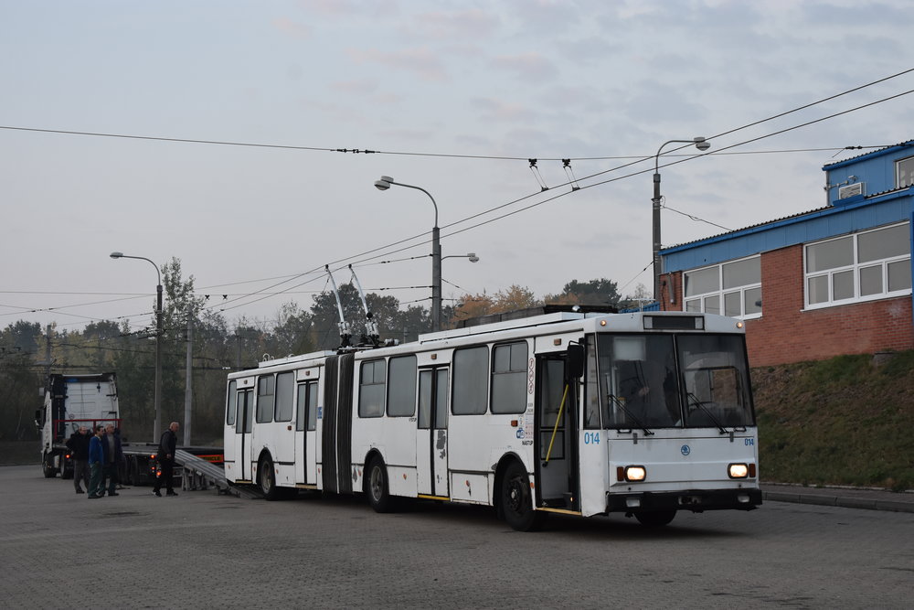 Původní provedení trolejbusu. Na snímku vůz vlastní silou najíždí na trajler před cestou do Opavy. (foto: Libor Hinčica)
