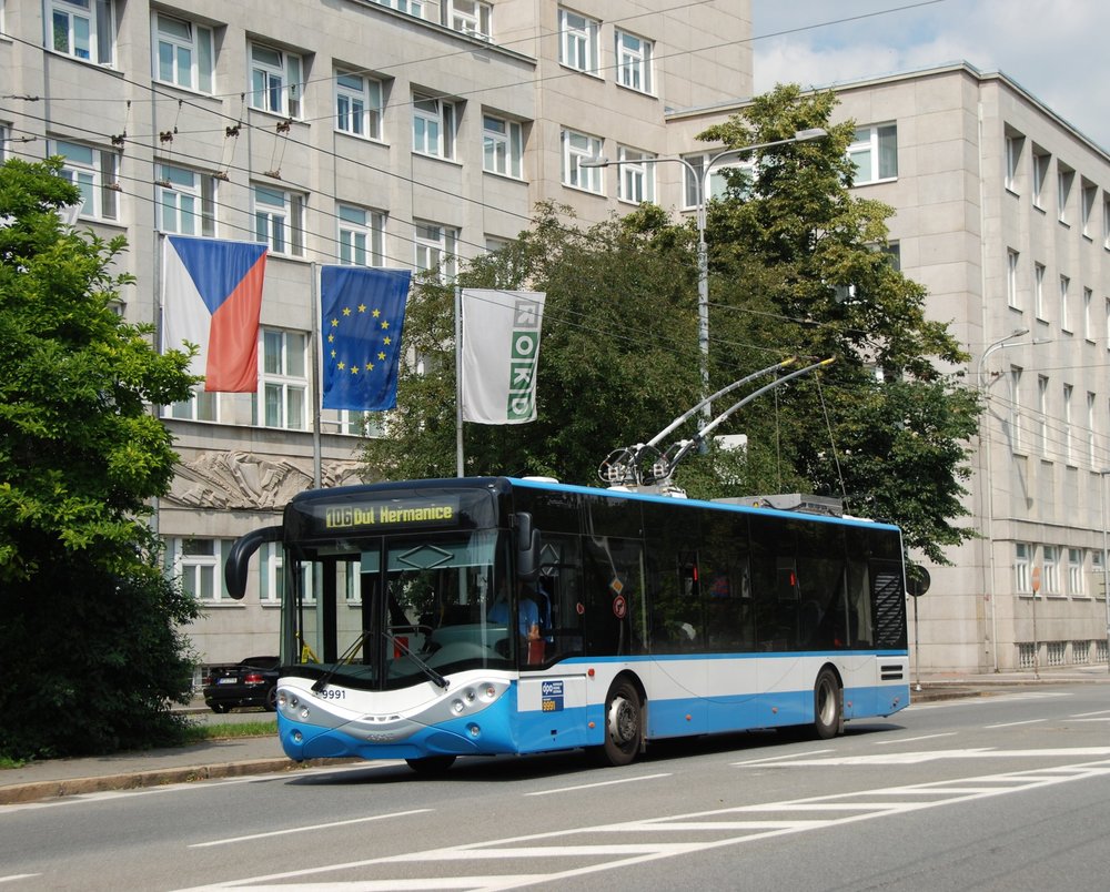 Trolejbus City Smile ve 12m provedení byl vyroben prozatím pouze jeden, a sice v roce 2013, ještě pod značkou AMZ. Zkušební jízdy absolvoval trolejbus v ulicích Ostravy. Na fotografii je zachycen u zastávky Nová radnice. (foto: Libor Hinčica)
