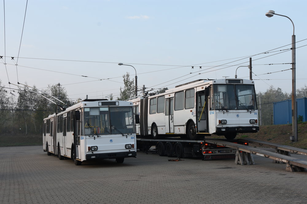 Chomutov se 18. 10. 2018 rozloučil se dvěma trolejbusy Škoda 15 Tr. Vůz ev. č. 004 získala soukromá osoba, na trajleru je již naložen vůz ev. č. 014, který zamířil do Opavy. (foto: Libor Hinčica)