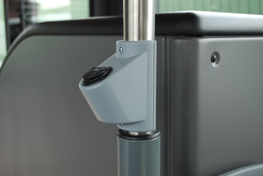 Z detailů ve výbavě můžeme zmínit USB nabíječky pro mobilní zařízení dodávané společností ONE SYSTEM. (foto: Libor Hinčica) 