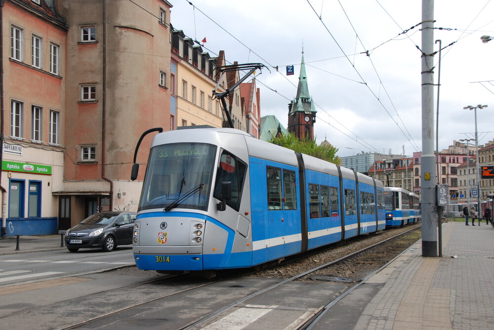 Tramvaj Škoda 16T v blízkosti centra Wrocławi (česky též Vratislavi). (foto: Libor Hinčica)