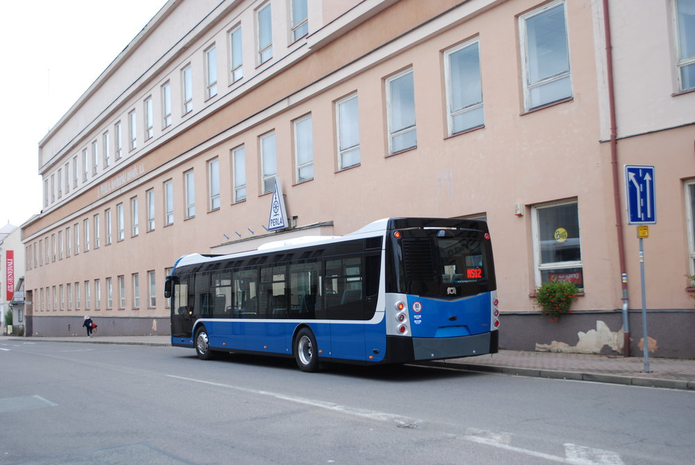 Pohled na dieselový vůz zezadu. Patrné je menší okno v porovnání s elektrobusem ENS 12. (foto: Libor Hinčica)