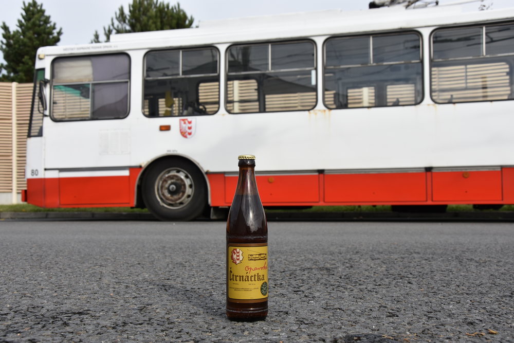 Zátiší se čtrnáctkou. Trolejbus Škoda 14 Tr by měl být prvním trolejbusem na světě, který má “své” pivo. (foto: Libor Hinčica)