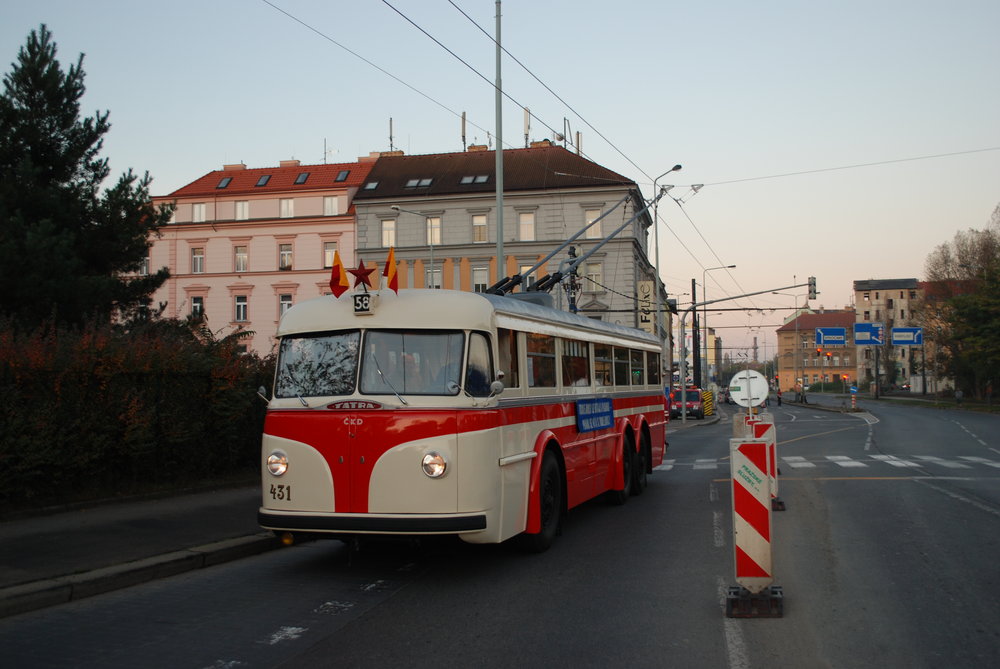 Zahájení trolejbusové dopravy byl přítomen také historický vůz Tatra 400 ev. č. 431. (foto: Libor Hinčica)