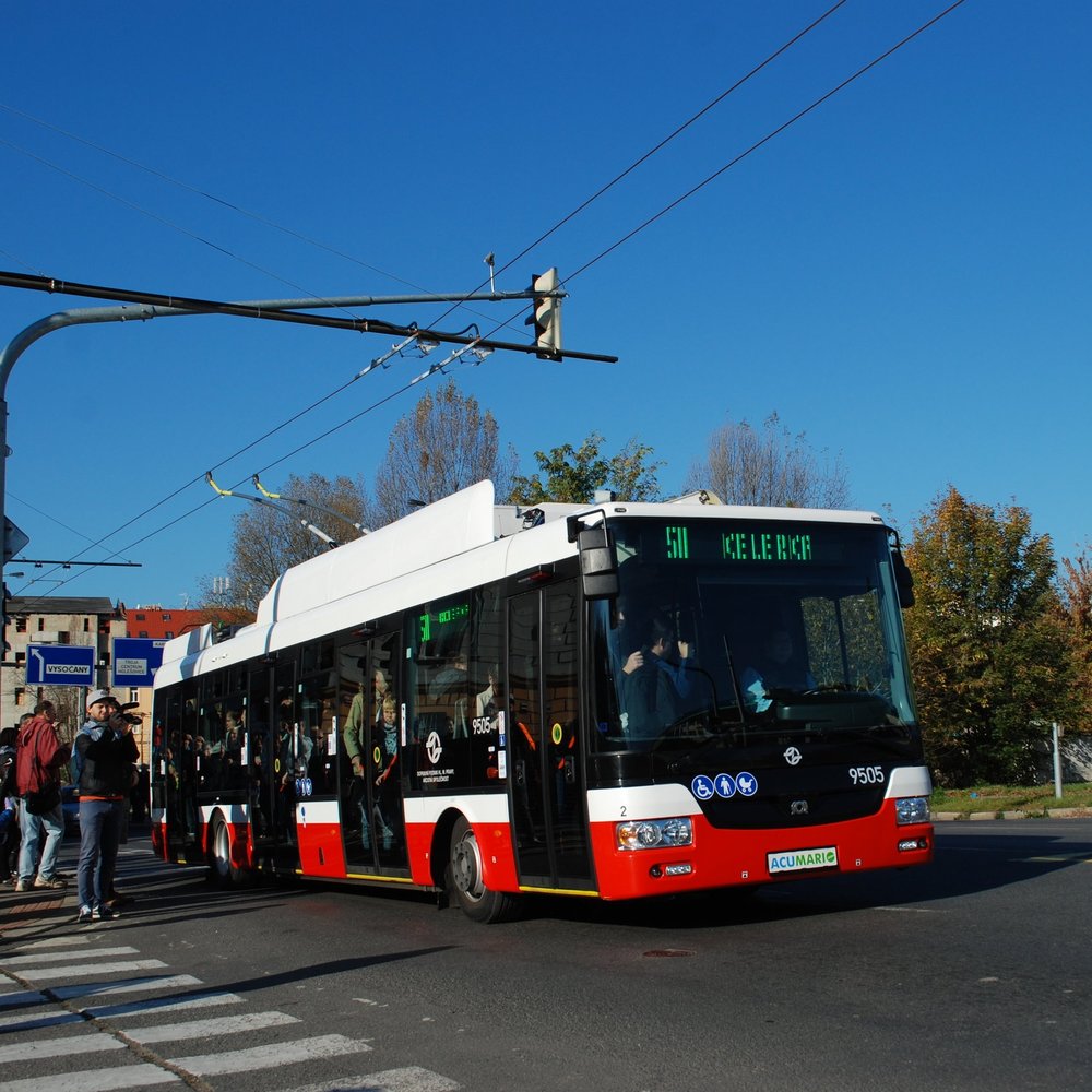 Trolejbus SOR TNB 12 při symbolickém obnovení trolejbusové dopravy v Praze dne 15. 10. 2017. (foto: Libor Hinčica)