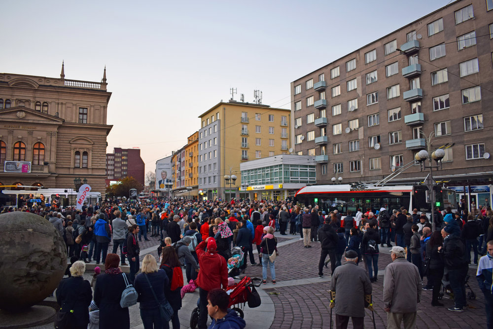 Zodpovězení otázky, zda je starý trolejbus schopen přilákat nějaké lidi, máme, zdá se, vyřešeno… (foto: Petr Bystroň)