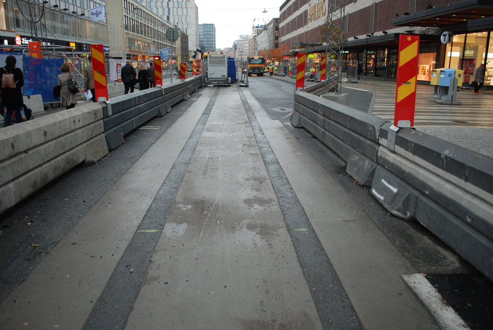 Takto vypadala příprava na tramvajovou trať v centru města v říjnu 2017. (foto: Libor Hinčica)