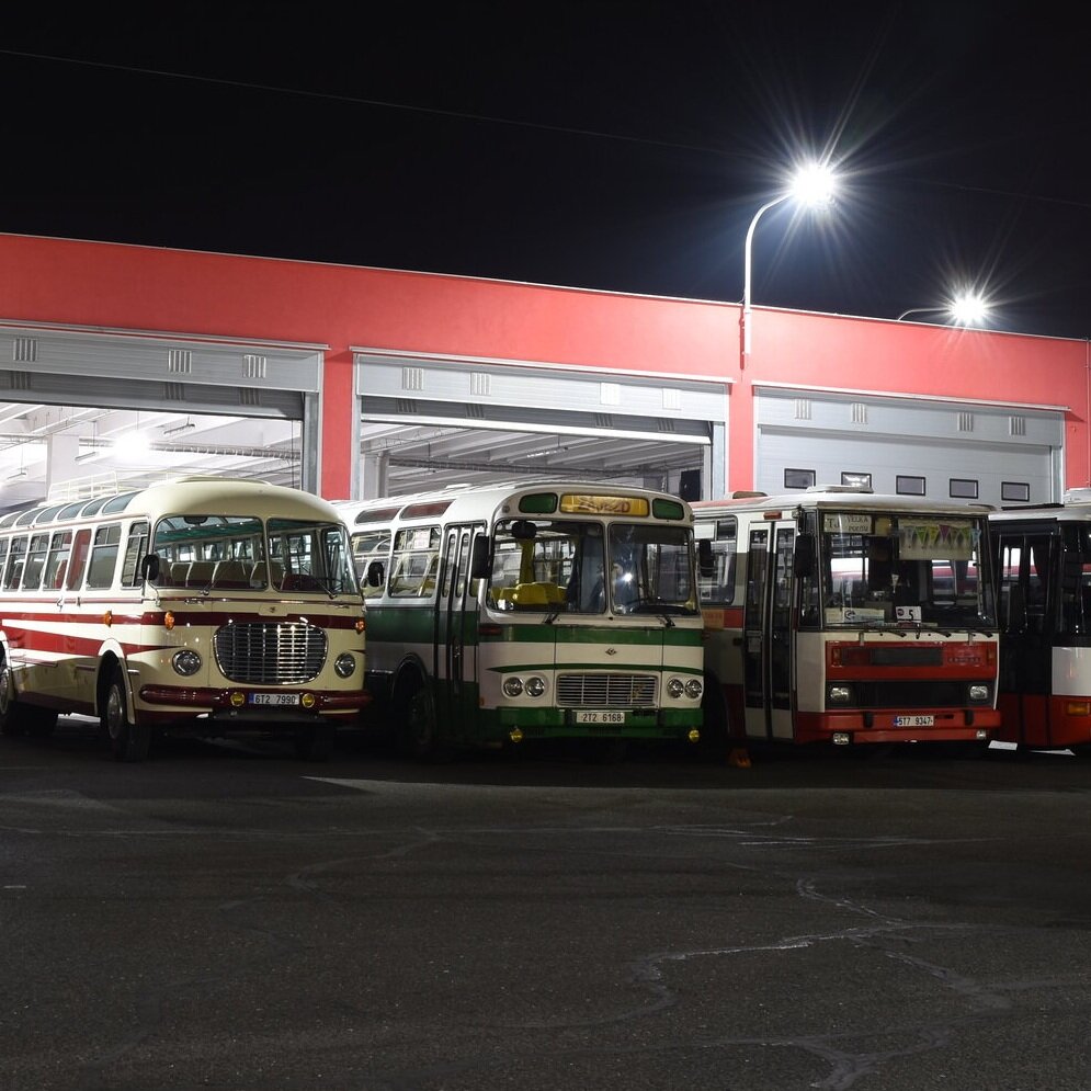 Historické autobusy se setkaly také loni v Opavě večer před akcí k symbolickému rozloučení s trolejbusy Škoda 14 Tr. (foto: Libor Hinčica)
