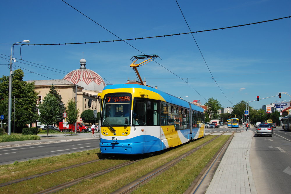 Tramvaj VarioLF2+ ev. č. 813 v Košicích. Celkem má DPMK k dispozici 46 těchto tramvají, které dodala společnost Pragoimex. (foto: Libor Hinčica)