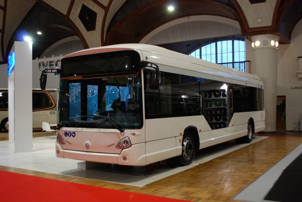 Bíle lakovaný elektrobus délky 12 m a ne starší než 12 měsíců má k dispozici například Škoda Electric. Prototyp jejího nového elektrobusu Škoda E'CITY ovšem není momentálně ještě schválen do provozu a probíhají na něm testy. (foto: Libor Hinčica)