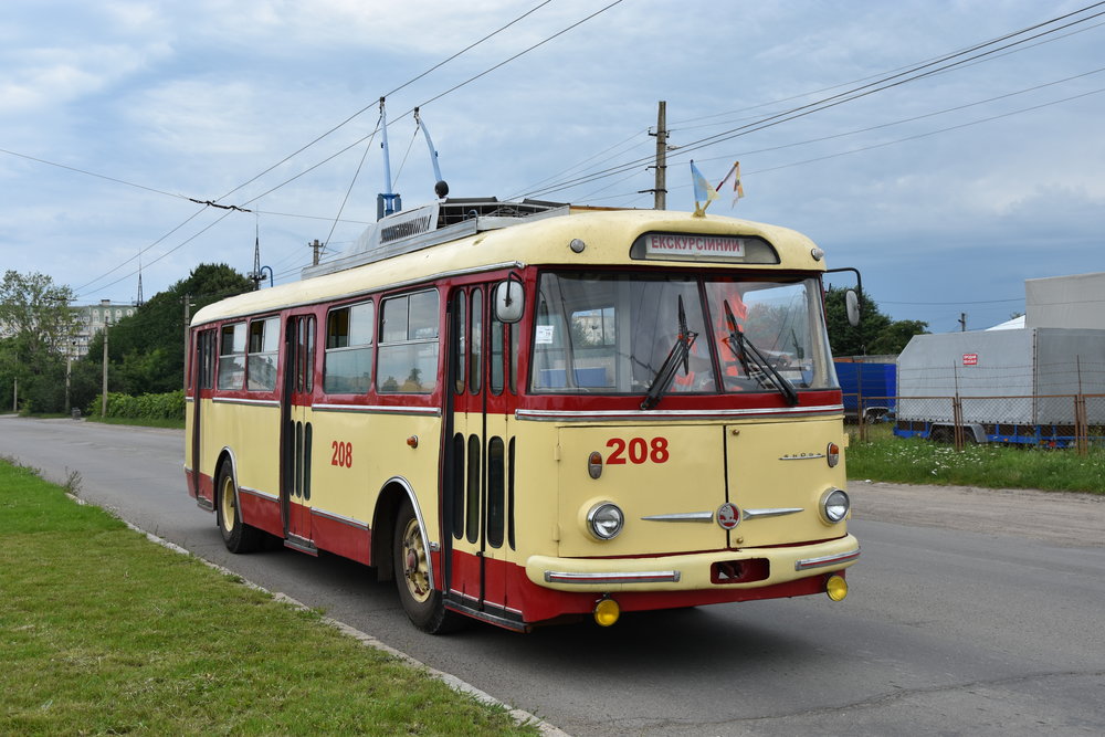 Krásně zrestaurovaný trolejbus Škoda 9 Tr ev. č. 208 je možné si pronajmout na zvláštní jízdu. Trolejbus zároveň plní roli historického vozidla. (foto: Libor Hinčica)