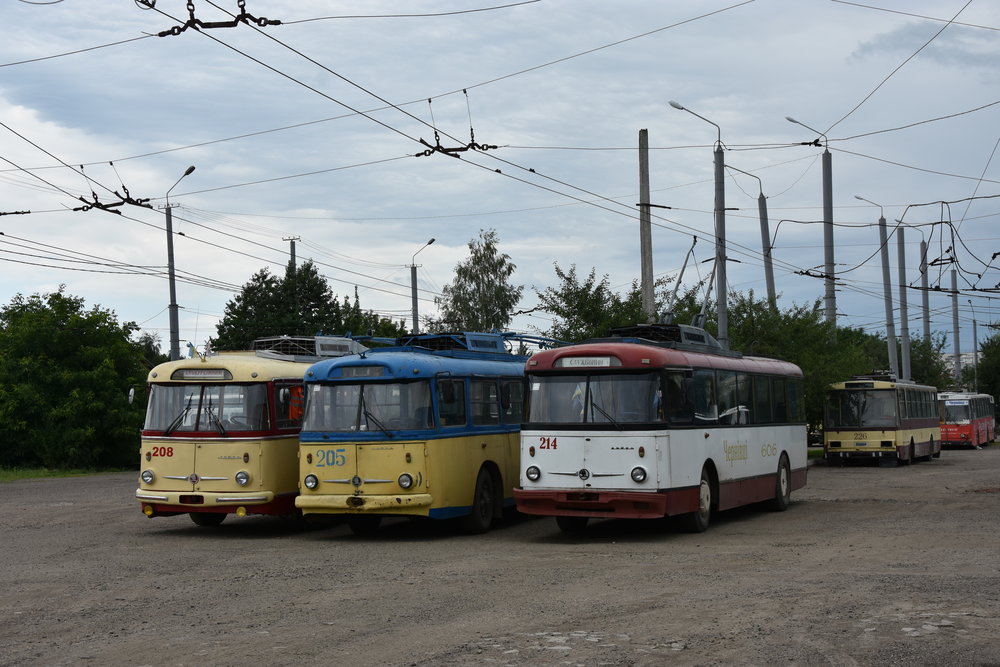 Trojice trolejbusů Škoda 9 Tr v ukrajinských Černovicích. (foto: Libor Hinčica)