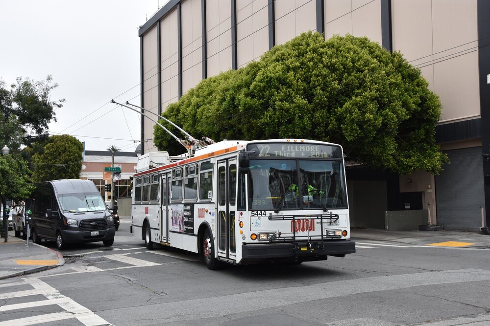 Trolejbus Škoda 14 TrSF v ulicích San Franciska. Do vyřazení z provozu zbývá trolejbusu v době pořízení fotografie 17 dnů. Společně s ním skončí i všech zbylých 45 vozů. (foto: Libor Hinčica)