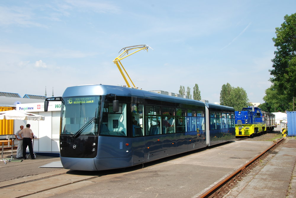 Prototyp tramvaje EVO2 je prozatím jediným vozem svého typu. Svým provedením odpovídá požadavkům mosteckého tendru na nové vozy. (foto:Libor Hinčica)