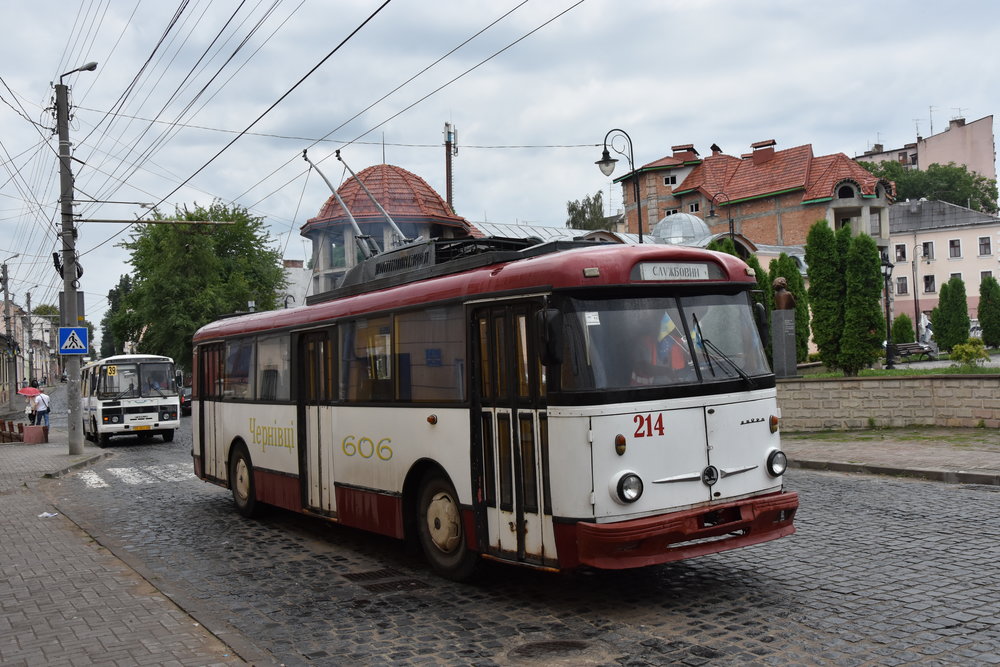 Netradiční provedení trolejbusu Škoda 9 Tr s lepenými okny. (foto: Libor Hinčica)