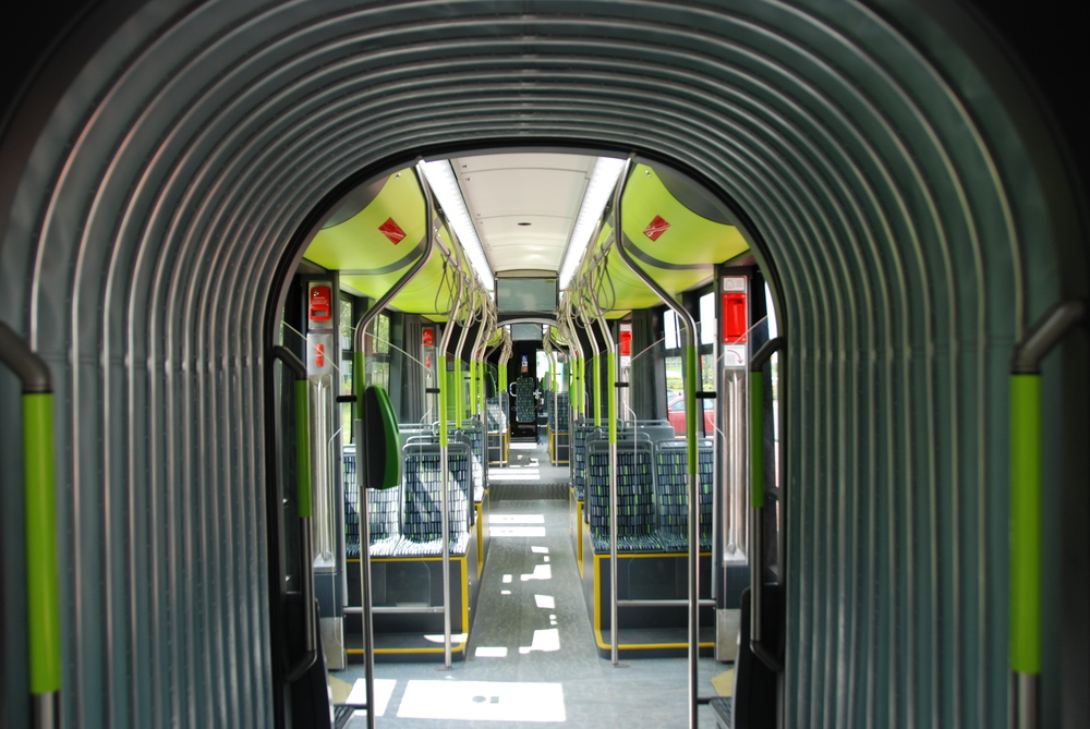 Pohled do interiéru vozu Solaris Tramino skrze přechodový měch mezi články. (foto: Libor Hinčica) 