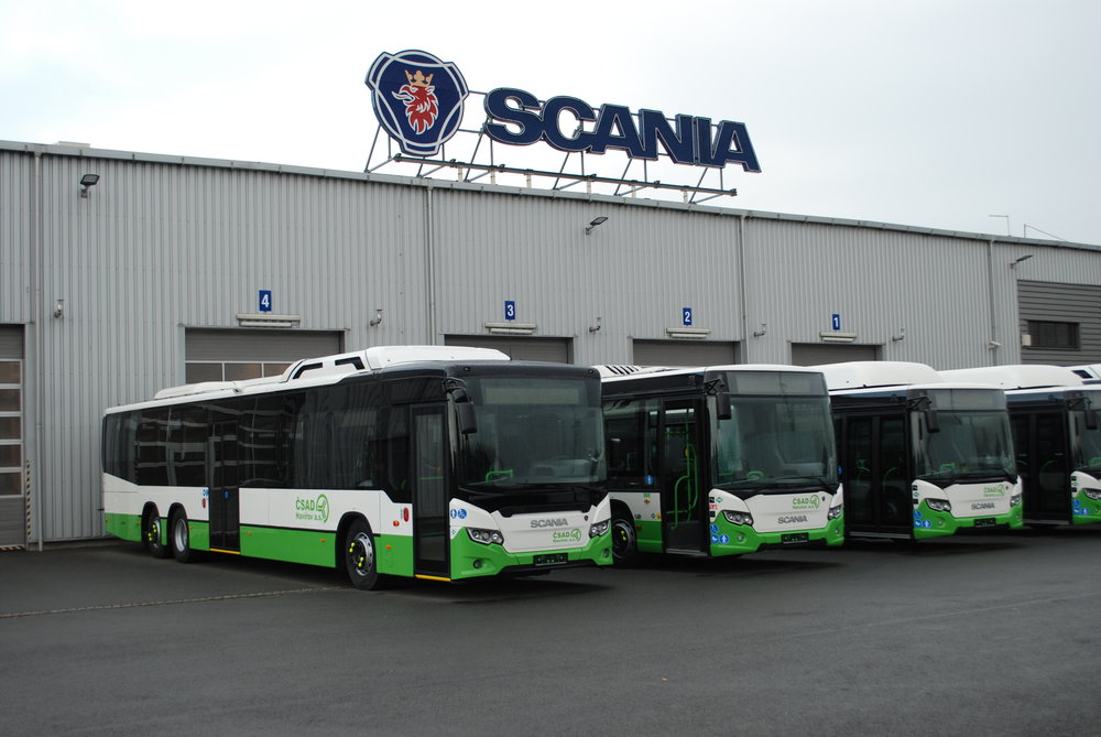 Tato fotografie srovnává vůz Scania Citywide LE Suburban o délce 15m s městskými 12m vozy. Patrné je například jiné řešení bočnic, nebo čela. (foto: Libor Hinčica)