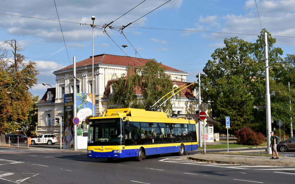 V běžném provozu jezdí prozatím parciální trolejbusy především na lince 113, která spojuje Prosetice, Šanov II a Panoramu s centrem lázeňského města. Na jednom z jejích spojů byl 15. září 2018 zachycen i vůz Škoda 30 Tr ev. č. 503. (foto: Matěj Stach)
