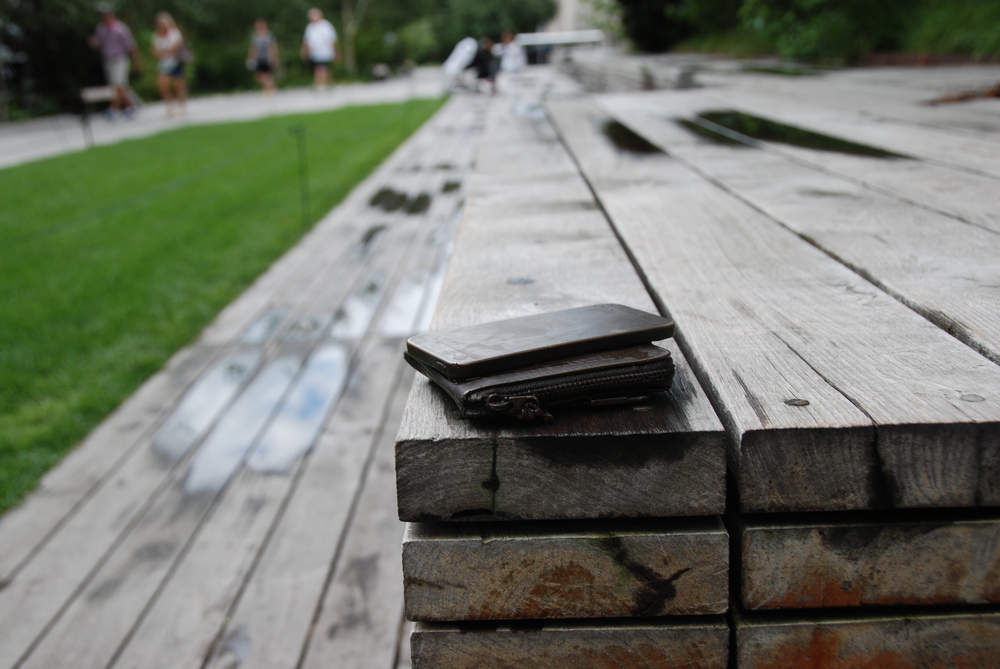 Řada lidí si myslí, že někdo na místě zapomněl svou peněženku a mobilní telefon. A tak se snaží dopátrat, kde najdou pracovníka, jemuž by mohli nález odevzdat. Jakmile však dojdete blíže, zjistíte, že nejde o zapomenuté věci, ale součást High Line. Drobnou sochu. Není to dokonalé? (foto: Libor Hinčica)