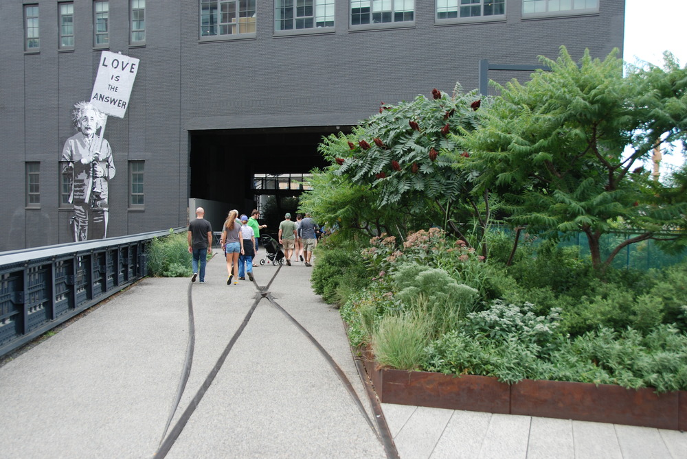 High Line projížděla v minulosti přímo skrze budovy a sklady, v řadě z nich bylo možné přímo realizovat vykládku a nakládu zboží. Dnes se v průjezdu nad zemí nachází stánky s občerstvením a upomínkovými předměty. A pokud budete v životě někdy o něčem pochybovat a váhat, odpověď Vám dá Albert Einstein. (foto: Libor Hinčica)