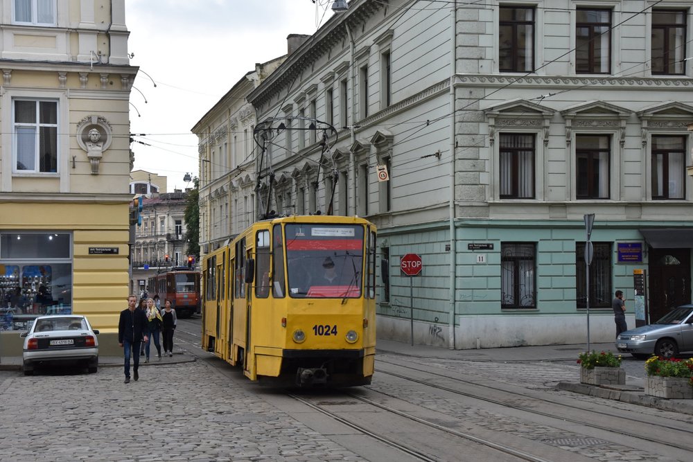 Lvov je nádherné historické město, které si podrželo tramvaje i v samotném centru města. Motiv tramvají naleznete na celé řadě upomínkových předmětů. Vozidla typu KT4 tvoří v současné době páteř vozového parku. (foto: Libor Hinčica)