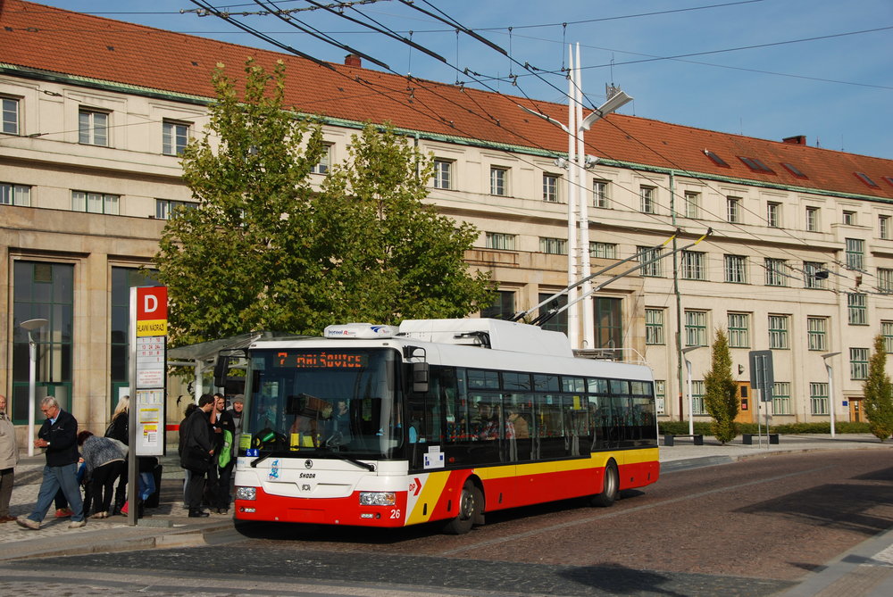 Vozový park trolejbusů v Hradci Králové je tvořen výhradně trolejbusy Škoda 30 a 31 Tr. Kratších vozů má dopravce k dispozici 18, z toho dva s dieselagregátem. Příští rok přibude devět dalších trolejbusů s bateriemi. (foto: Libor Hinčica)