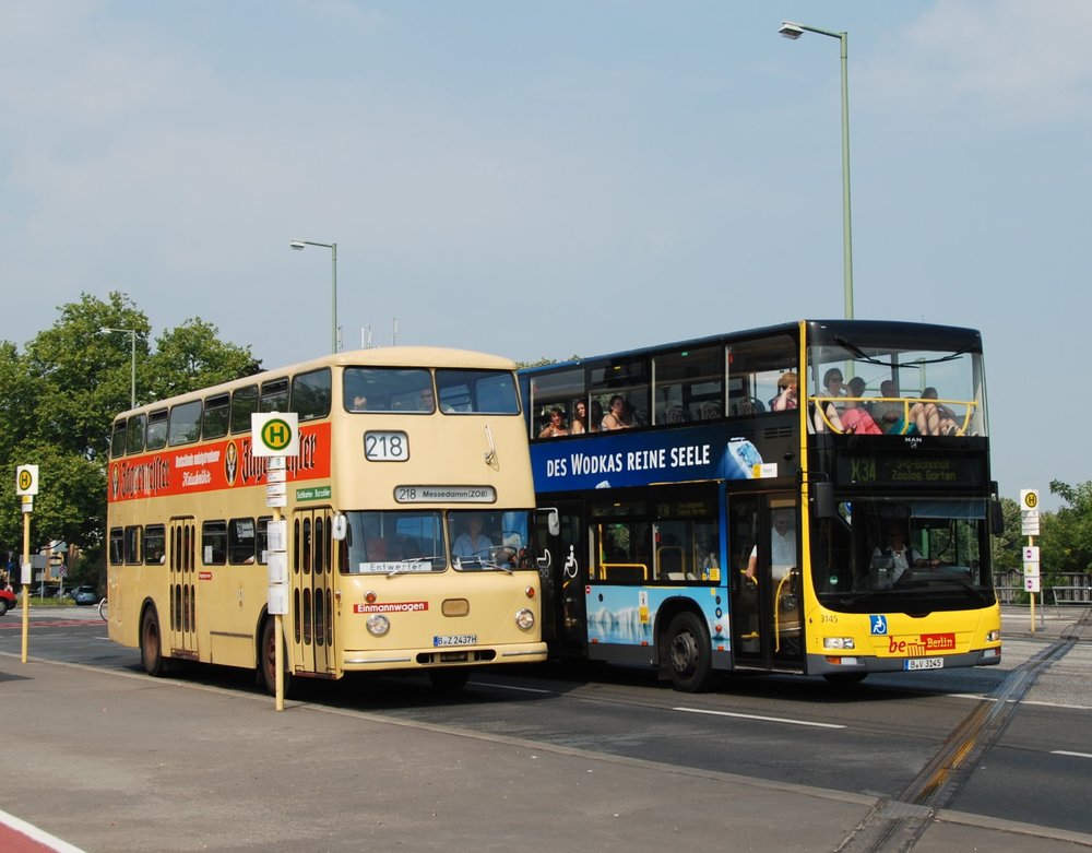 Jednou z linek, na kterých by se mohly výhledově objevit parciální trolejbusy, je i linka X34. (foto: Libor Hinčica)