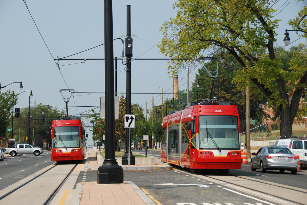 Tramvaje United Streetcar 100 byly vyrobeny dle licence české Škodovky. Na první pohled tak připomínají původní vozy Škoda 10T, jež byly do USA z ČR dodávány. Na snímku je dvojice vozů během zkoušek ve Washingtonu, D.C. (foto: Libor Hinčica)