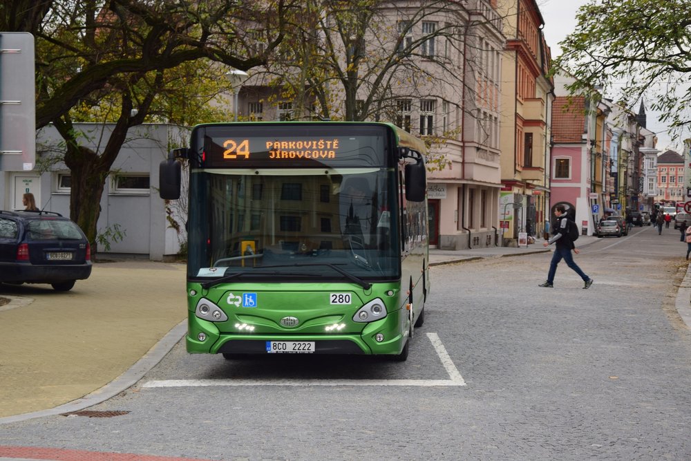 Pravidelná MHD se vrací na náměstí Přemysla Otakara II. po 57 letech. (foto: DPMČB)