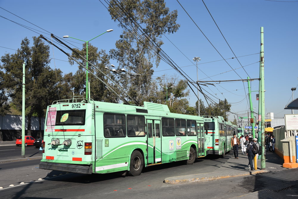 Na lince A trolejbusy jednoznačně vládnou. Provozovány jsou v krátkých intervalech, takže není výjimkou potkat na konečných i 10 trolejbusů za sebou (na tomto snímku lze podle sběračů napočítat například 6 vozů, další dva pak stály za zády fotografa). Fotka pochází od autobusového terminálu na severu města, u toho jižního se nachází smyčka s dlouhodobě nedostatečnou kapacitou, takže trolejbusy snažící se “vecpat” do smyčky dokonce blokují provoz automobilů. (foto: Libor Hinčica)