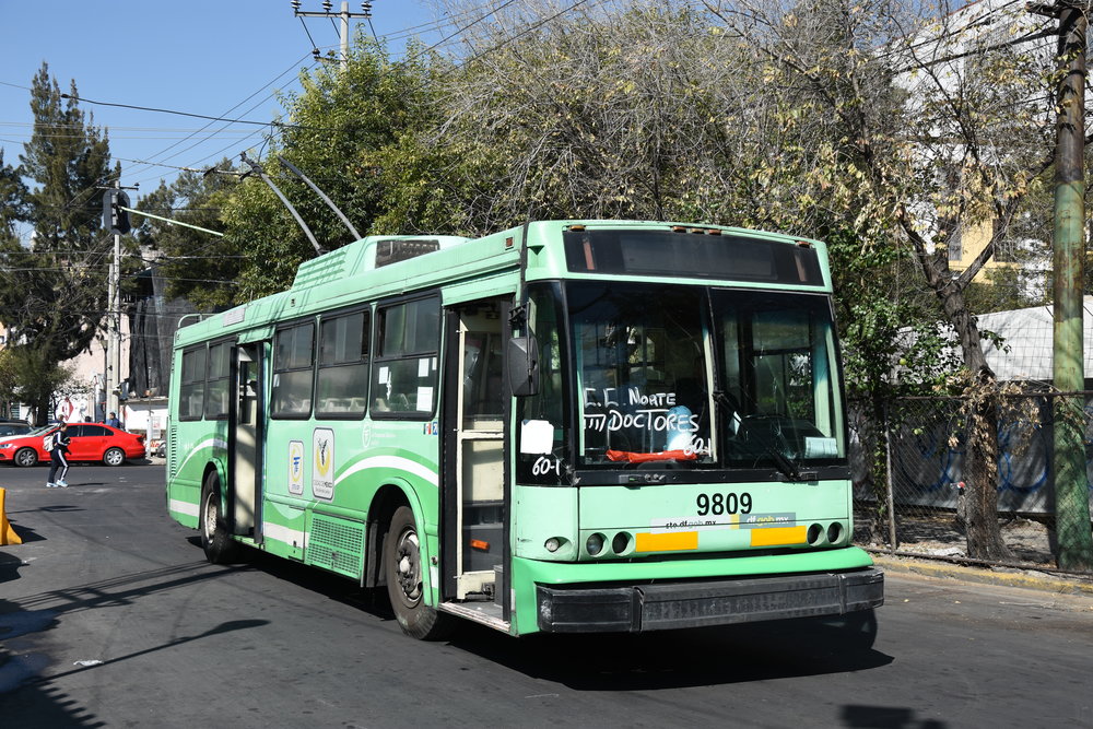 Trolejbus v Ciudad de México. Povšimněte si “linkové orientace” ve formě ručně psaného nápisu na čelním okně. S ohledem na absenci transparentů jde u většiny vozů o naprostý standard. (foto: Libor Hinčica)