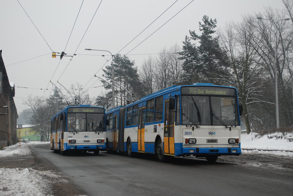 Trolejbusy Škoda 15 Tr ev. č. 3511 a Škoda 14 Tr ev. č. 3261 na konečné Důl Heřmanice. (foto: Libor Hinčica)