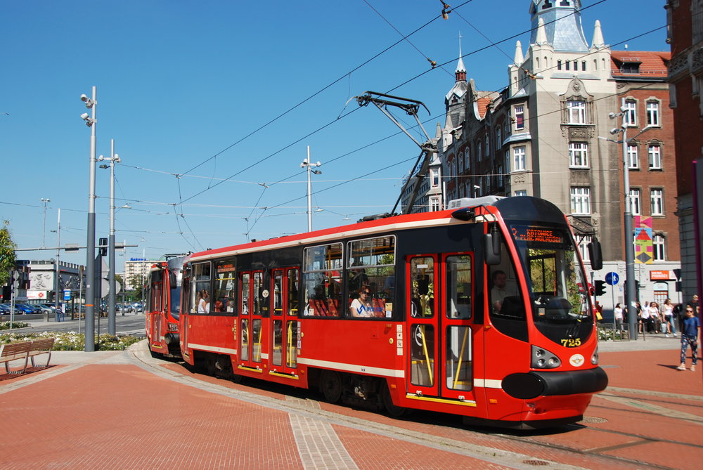Vůz typu Konstal 105N-HF11AC ev. č. 725 v centru Katowic. (foto: Libor Hinčica)