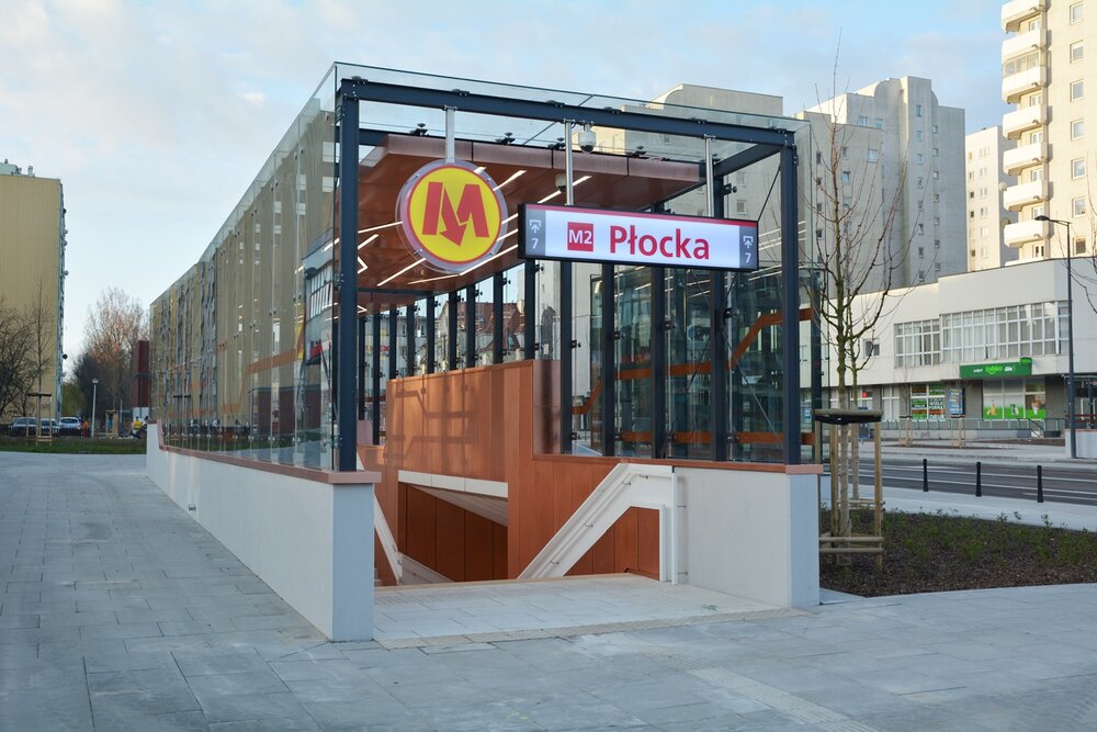 Revitalizace se dočkala také prostranství na povrchu v blízkosti vstupů do stanic metra. (foto: Witold Urbanowicz)