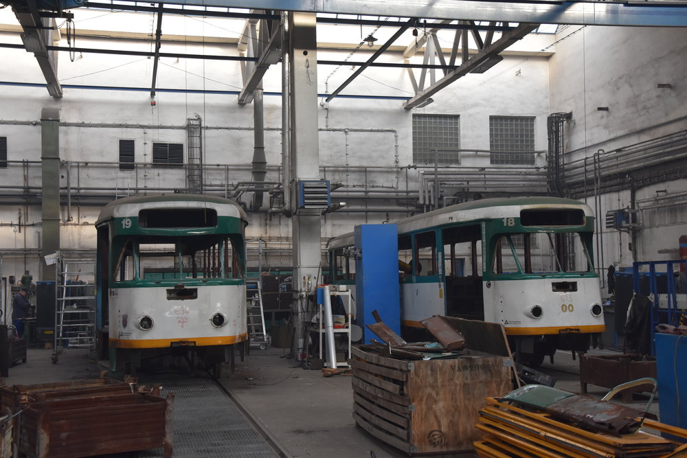 Tramvaje T2R ev. č. 19 a 18 z Liberce popsané původními ostravskými čísly 694 a 613. (foto: Libor Hinčica)