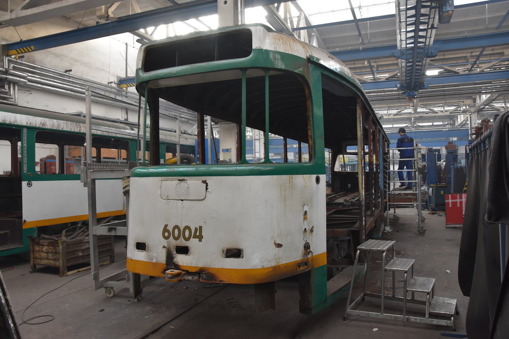 Ex-liberecký vůz. ev. č. 19 jezdil původně v Ostravě pod číslem 694. V Praze by měl ale nést číslo 6004. (foto: Libor Hinčica)