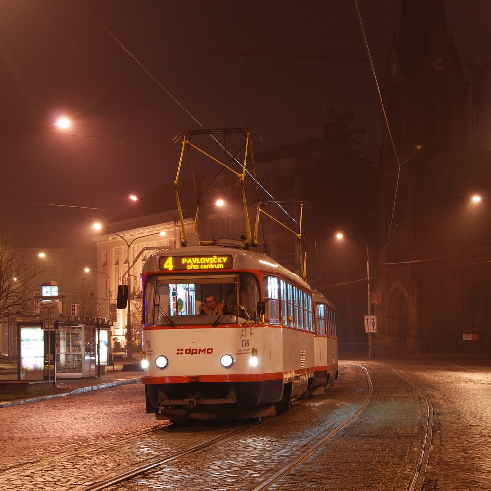 Z 69 dodaných “té trojek” dnes v Olomouci zůstává posledních 19 provozních vozů typu T3R.P.  Vozovému parku tak jednoznačně dominují vozy VarioLF. (foto: Libor Hinčica)