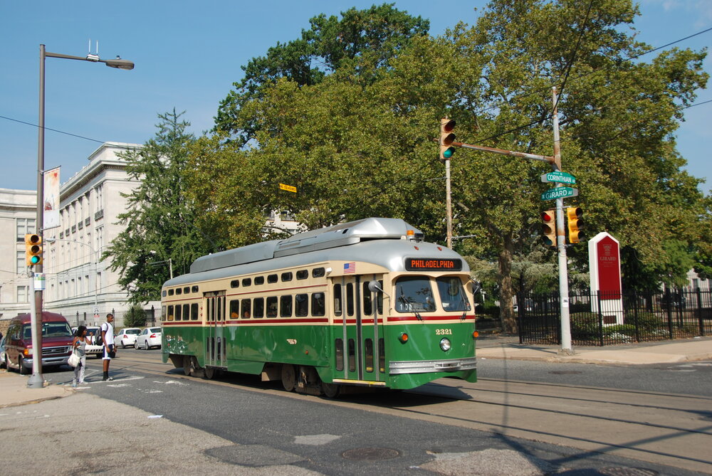 Tramvaje PCC II měly sice retro vzhled, ale jinak byly do značné míry novostavbou. Jejich provoz měl mj. přilákat turisty, jak už to ale v USA bývá, podpora veřejné dopravy není zrovna in a pro skutečnou propagaci toho mnoho děláno nebylo. Návštěva linka číslo 15 tak byla vhodné zejména pro skauty zvyklé na táborové bojovky. Jednotlivé zastávky například tvoří jen cedulky o formátu zhruba strany A4, které jsou připevněny na nejrůznější konstrukce. Tady na fotografii můžete takový označník, který snadno přehlédnete už z 20 m, vidět na sloupu vedle semaforu v levé části snímku. I když najdete zastávku, vyhráno ještě nemáte. Jízdní řád byste zde totiž hledali marně. (foto: Libor Hinčica)